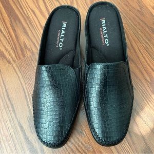 Rialto sz 8 black mules/clogs.Excellent used condition.